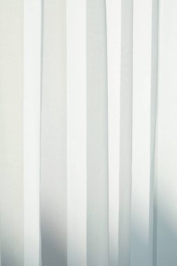 Güzel güneş ışığı ile şeffaf perde kadar sabah kapatın