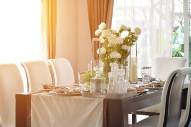 ahşap masa ve rahat sandalyeler modern ev ile zarif Sofra yemek