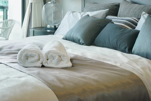 Yatakta şık yatak odası iç beyaz havlu — Stok fotoğraf