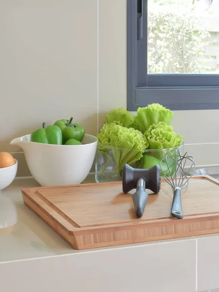 Dispensa con stoviglie e utensili in cucina moderna — Foto Stock