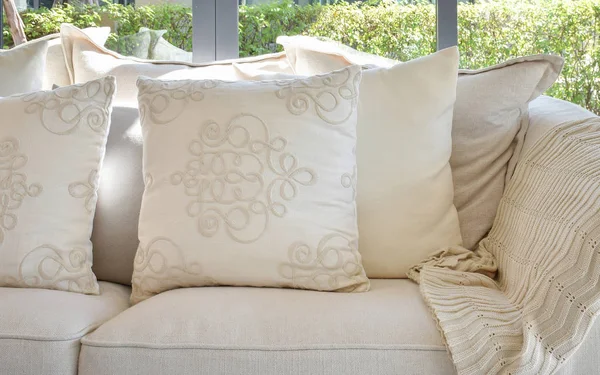 Bílý dekorační polštáře na příležitostné pohovkou v obývacím pokoji — Stock fotografie