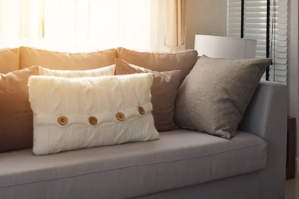 Cena da manhã na sala de estar com fileira de travesseiros cinza no sofá — Fotografia de Stock