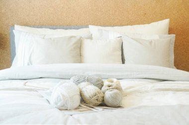 Bej renk düzeni wools yatakta örgü ile yatak takımları