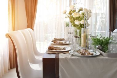 ahşap masa ve rahat sandalyeler modern ev ile zarif Sofra yemek