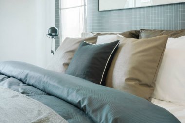 Modern iç yatak odasında yatak yastık kadar kapatın