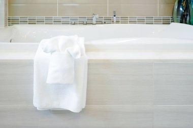 Closeup küvet modern tarzı banyo beyaz havlu ile