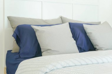 Rahat yatakta closeup beyaz ve mavi yastık