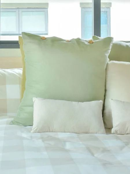 Πράσινο μαξιλάρια στο κρεβάτι με κλινοσκεπάσματα σχέδιο πράσινο χρώμα — Φωτογραφία Αρχείου