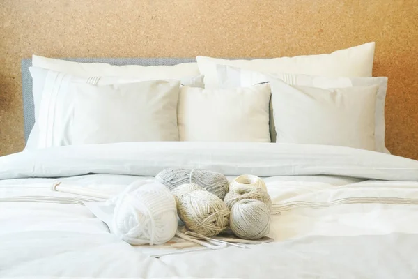 Бежева кольорова гамма постільна білизна з в'язанням вовни на ліжку — стокове фото