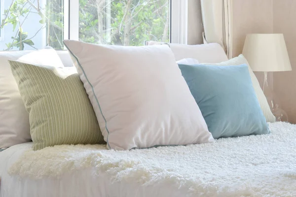 Projektowanie wnętrz stylowe sypialnia z kolorowe poduszki na łóżku i lampa stołowa dekoracyjne. — Zdjęcie stockowe