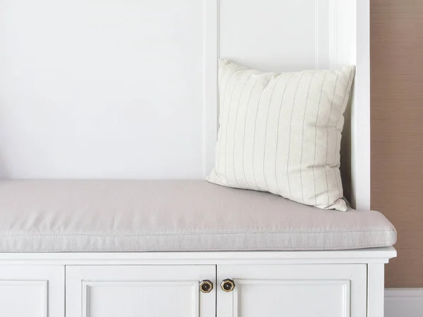 Asiento acogedor con marco blanco con almohada a rayas —  Fotos de Stock