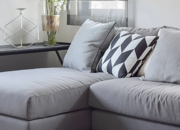 灰色沙发上的平行四边形图案枕头和灰色枕头 — 图库照片