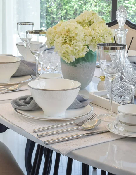Étkező asztal és kényelmes székek, modern otthon elegáns tábla beállítása — Stock Fotó