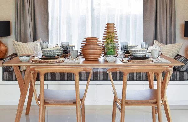 Fából készült asztal és kényelmes székek, modern otthon étkező elegáns tábla beállítása — Stock Fotó