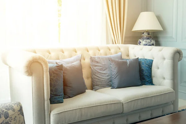 Роскошный интерьер гостиной с голубыми подушками на диване — стоковое фото