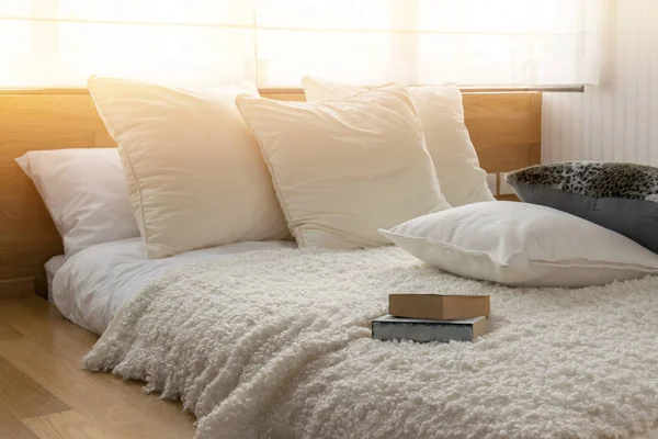 Design de interiores elegante quarto com travesseiros preto e branco na cama . — Fotografia de Stock