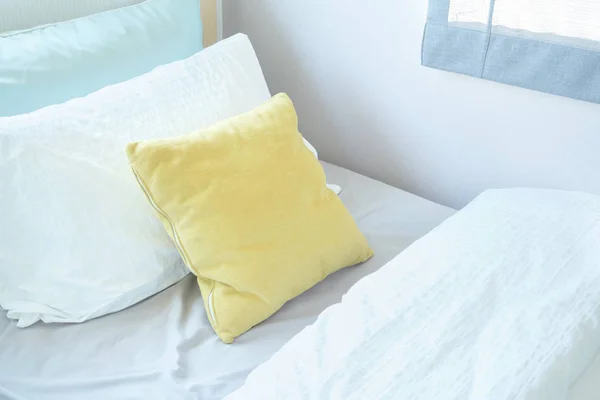 Жовта подушка лежить на зручному ліжку в дитячій спальні — стокове фото