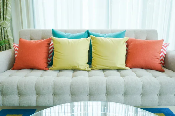 Almohadas de colores en el sofá en la sala de estar — Foto de Stock