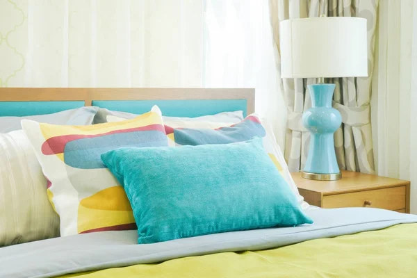 Almohadas de primer plano en la cama, amarillo y verde esquema de color ropa de cama —  Fotos de Stock