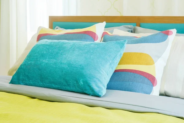 特写枕头在床上，黄色和绿色的颜色计划床上用品 — 图库照片