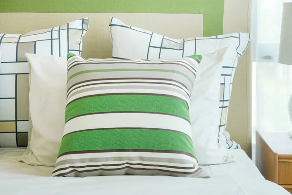 Closeup groene ontdaan hoofdkussen op bed — Stockfoto