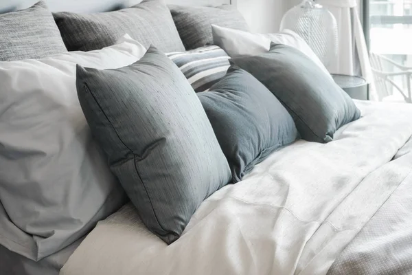 Zbliżenie czarny poduszki na łóżku w stylowej sypialni — Zdjęcie stockowe