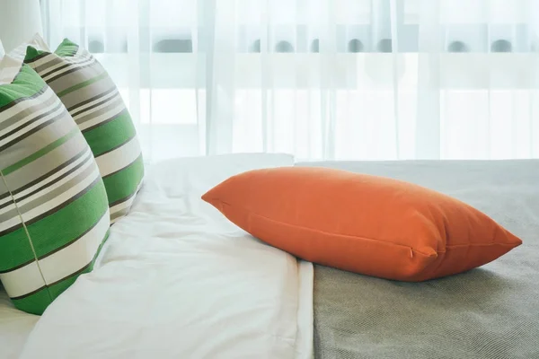 Pomarańczowe poduszki w centrum łóżka w sypialni — Zdjęcie stockowe