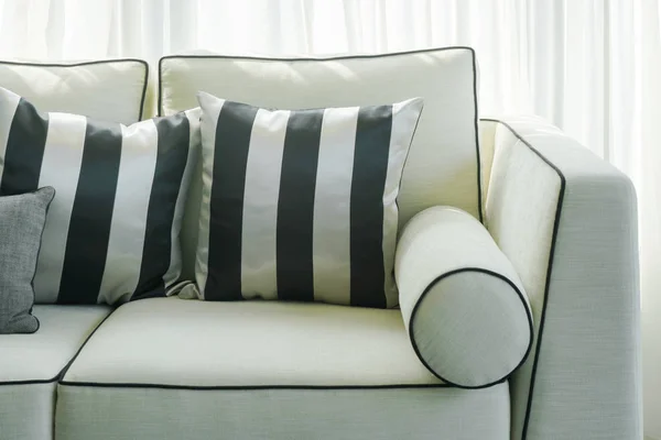 Almofadas despojadas preto e branco no sofá na sala de estar — Fotografia de Stock