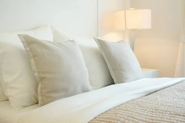 Sıcak yatak odası modern iç yatakta closeup yastık — Stok fotoğraf