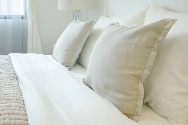 Zbliżenie poduszki na wygodne łóżko — Zdjęcie stockowe