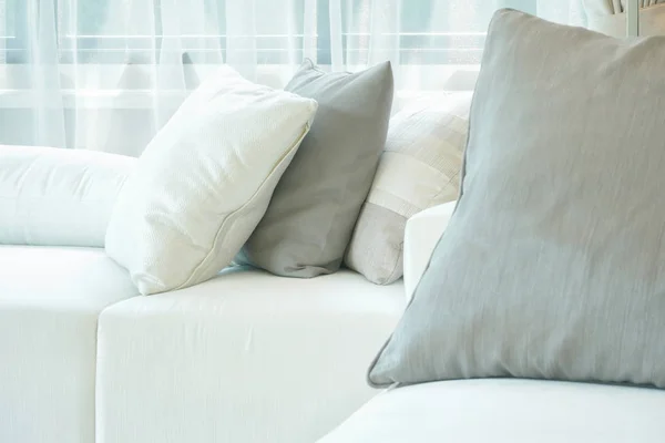 Almohada gris y blanca en sofá blanco en la sala de estar — Foto de Stock