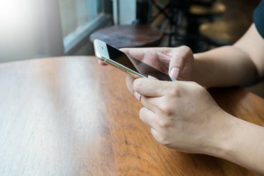 Smartphone için mobil hareket kullanarak veya online alışveriş kadın eli. (fintech, finans ve teknoloji kavramı)