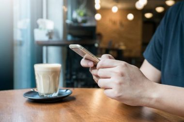 Smartphone için mobil hareket kullanarak veya kahve dükkanında alışveriş online kadın eli. (fintech, finans ve teknoloji kavramı)