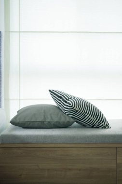 Modern oturma odası ile pencere yanında bankta 2 şeritli yastık dekoratif
