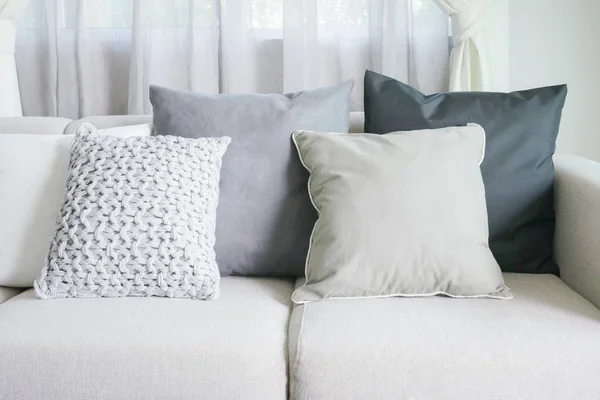 Sofá gris claro con almohadas en la moderna sala de estar interior — Foto de Stock