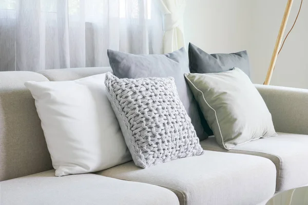 Almohadas en sofá beige en la sala de estar — Foto de Stock