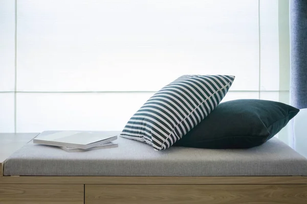 枕と本ウィンドウの横に快適な座席 — ストック写真
