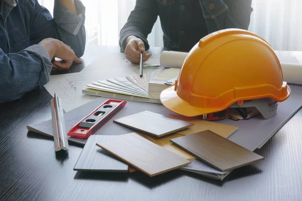 Mimar ve mühendis inşaat araçları ve malzeme örnek - iş ve endüstriyel kavramı ile çalışan tabloda tartışıyor