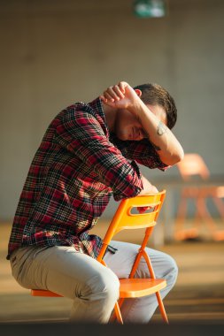 Şık adam kamera önünde poz