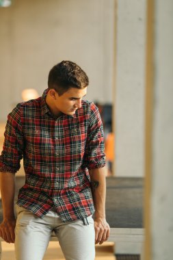 Şık adam kamera önünde poz