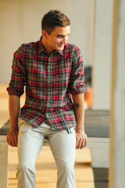 Şık adam kamera önünde poz