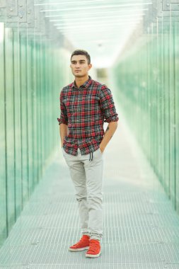 Şık adam kamera önünde poz