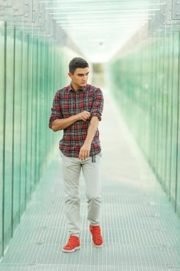 Şık adam kamera önünde poz