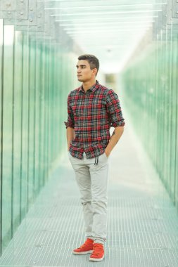 Şık adam kamera önünde poz