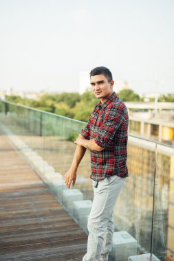 Şık adam kamera önünde poz