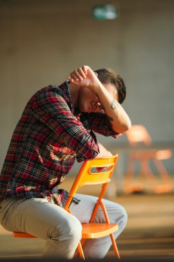 Şık adam kamera önünde poz