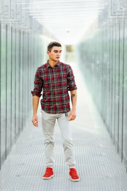 Şık adam kamera önünde poz