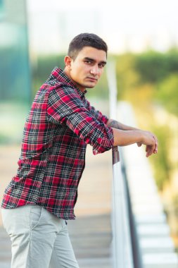 Şık adam kamera önünde poz