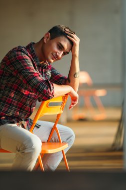 Şık adam kamera önünde poz