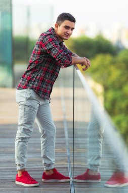 Şık adam kamera önünde poz